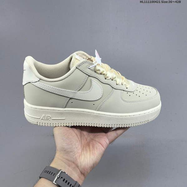 NIKE AIR FORCE 1 '07 LOW VERSATILE, PLATFORM-STYLE CASUAL SNEAKER FEATURING AIR CUSHIONING FOR A HEIGHT-BOOSTING EFFECT. AS5215D89