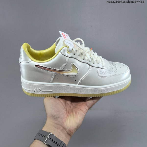 NIKE AIR FORCE 1 '07 LOW VERSATILE, PLATFORM-STYLE CASUAL SNEAKER FEATURING AIR CUSHIONING FOR A HEIGHT-BOOSTING EFFECT. AS5215D173