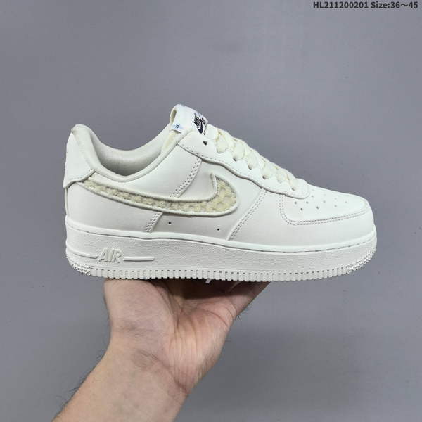 NIKE AIR FORCE 1 '07 LOW VERSATILE, PLATFORM-STYLE CASUAL SNEAKER FEATURING AIR CUSHIONING FOR A HEIGHT-BOOSTING EFFECT. AS5215D192