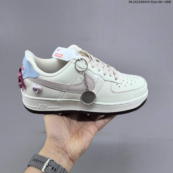 NIKE AIR FORCE 1 '07 LOW VERSATILE, PLATFORM-STYLE CASUAL SNEAKER FEATURING AIR CUSHIONING FOR A HEIGHT-BOOSTING EFFECT. AS5215D193