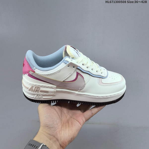 NIKE AIR FORCE 1 '07 LOW VERSATILE, PLATFORM-STYLE CASUAL SNEAKER FEATURING AIR CUSHIONING FOR A HEIGHT-BOOSTING EFFECT. AS5215D239