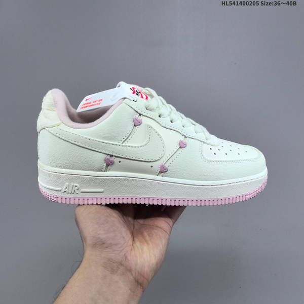 NIKE AIR FORCE 1 '07 LOW VERSATILE, PLATFORM-STYLE CASUAL SNEAKER FEATURING AIR CUSHIONING FOR A HEIGHT-BOOSTING EFFECT. AS5215D315