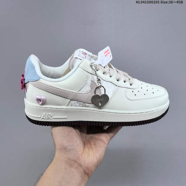 NIKE AIR FORCE 1 '07 LOW VERSATILE, PLATFORM-STYLE CASUAL SNEAKER FEATURING AIR CUSHIONING FOR A HEIGHT-BOOSTING EFFECT. AS5215D359