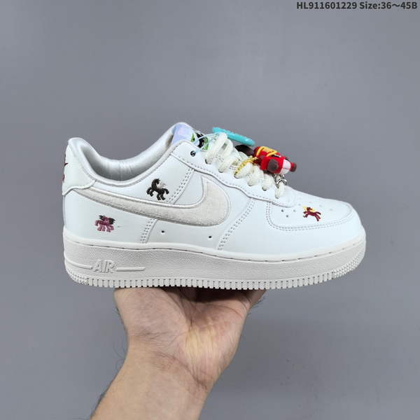 NIKE AIR FORCE 1 '07 LOW VERSATILE, PLATFORM-STYLE CASUAL SNEAKER FEATURING AIR CUSHIONING FOR A HEIGHT-BOOSTING EFFECT. AS5215D411