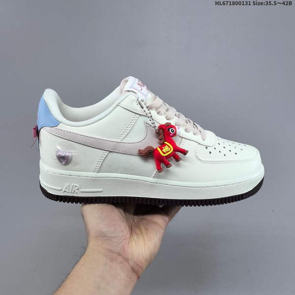 NIKE AIR FORCE 1 '07 LOW VERSATILE, PLATFORM-STYLE CASUAL SNEAKER FEATURING AIR CUSHIONING FOR A HEIGHT-BOOSTING EFFECT. AS5215D447