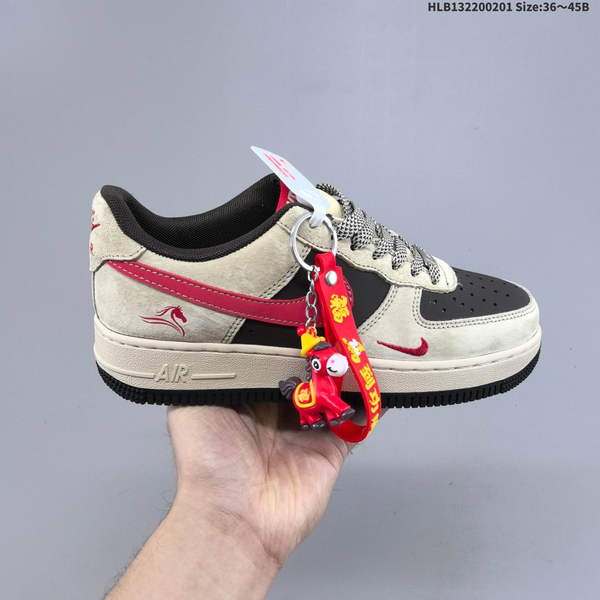 NIKE AIR FORCE 1 '07 LOW VERSATILE, PLATFORM-STYLE CASUAL SNEAKER FEATURING AIR CUSHIONING FOR A HEIGHT-BOOSTING EFFECT. AS5215D602