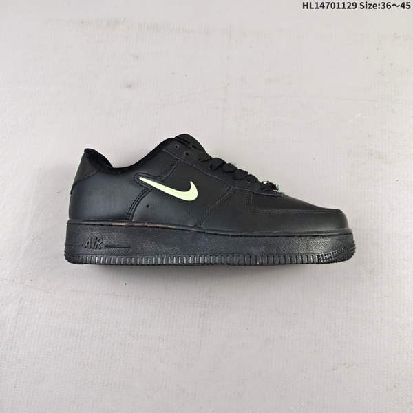 NIKE AIR FORCE 1 '07 LOW VERSATILE, PLATFORM-STYLE CASUAL SNEAKER FEATURING AIR CUSHIONING FOR A HEIGHT-BOOSTING EFFECT. AS5215D669