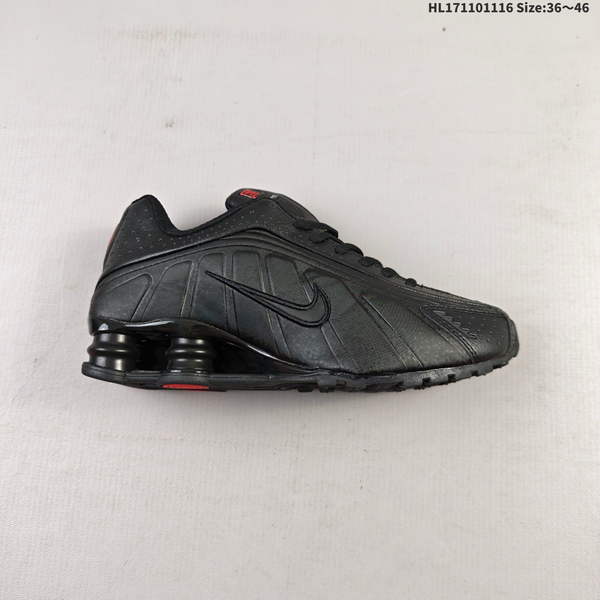 NIKE SHOX R4 IS A CUTTING-EDGE SPORTS SHOE FEATURING A METALLIC FINISH AND STRIKING CYLINDRICAL DESIGN – TRULY STUNNING TO WEAR. A DECADE-OLD CLASSIC THAT PERFECTLY BLENDS RETRO CHARM WITH MODERN AESTHETICS.