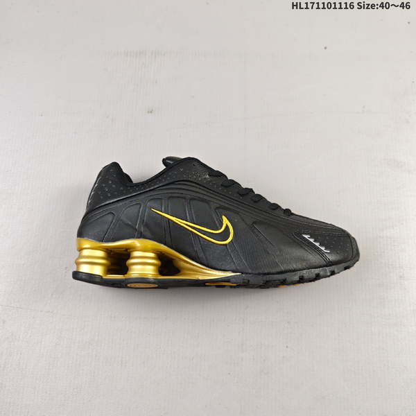 NIKE SHOX R4 IS A CUTTING-EDGE SPORTS SHOE FEATURING A METALLIC FINISH AND STRIKING CYLINDRICAL DESIGN. IT LOOKS ABSOLUTELY STUNNING ON FOOT—A CLASSIC MODEL THAT COMBINES RETRO CHARM WITH MODERN SOPHISTICATION.