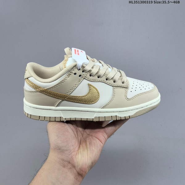 NIKE DUNK LOW GOLD SWOOSH IN PLATINUM WHITE FEATURES A PREDOMINANTLY WHITE COLOR SCHEME COMPLEMENTED BY A LIGHT BROWN FRAME, CREATING AN OVERALL STYLISH APPEARANCE.