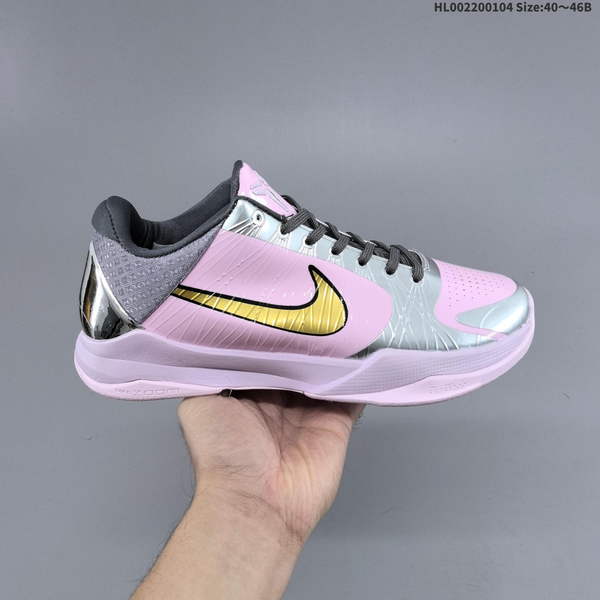 NIKE KOBE 5 PROTRO – A LOW-TOP BASKETBALL SHOE IN PINK AND SILVER COLORS, FEATURING SHOCK ABSORPTION, ANTI-SLIP PROPERTIES, AND DURABILITY. ENTIRE DESIGN SHOWCASES A DOMINANT COMBINATION OF PINK AND SILVER TONES.