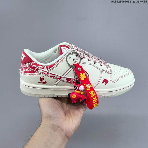 NIKE DUNK LOW 2026 YEAR OF HORSE LIMITED EDITION FEATURES A WHITE LEATHER UPPER AS ITS MAIN MATERIAL, WITH A RED TRADITIONAL CHINESE HORSE PATTERN SERVING AS CENTRAL DECORATION, ALL ADORNED WITH ICONIC SWOOSH LOGO.