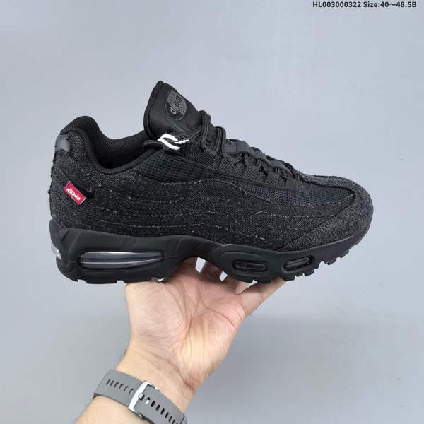 LEVI'S X NIKE AIR MAX 95 BLACK ANTHRACITE COLLABORATION FEATURES A LOW-TOP DESIGN AND IS AVAILABLE IN BOTH MEN'S AND WOMEN'S SIZES, MADE IN PARTNERSHIP WITH NIKE.