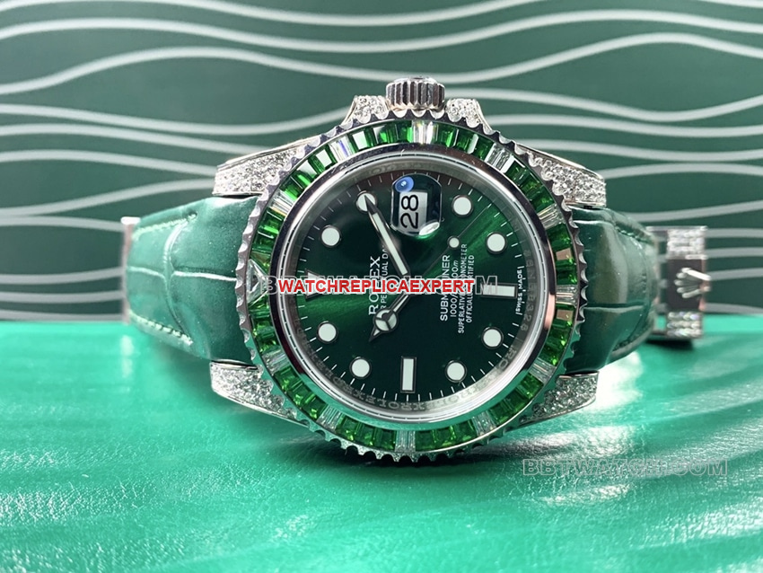 RolexSubmarinertop-tier replicagreen dialdiamond bezelleather strap front live photo