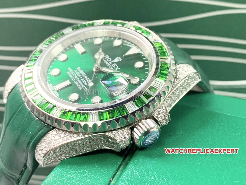 RolexSubmarinertop-tier replicagreen dialdiamond bezelleather strap front live photo