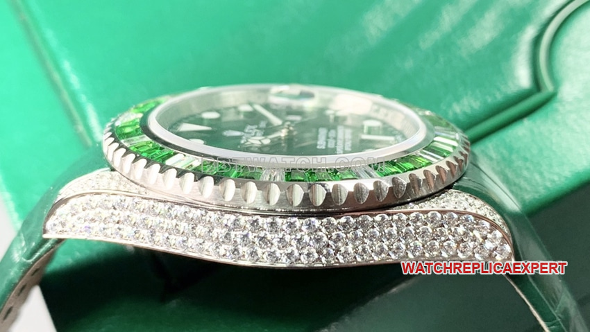 Rolex Submariner top-tier replicagreen dialdiamond bezelleather strap side live photo