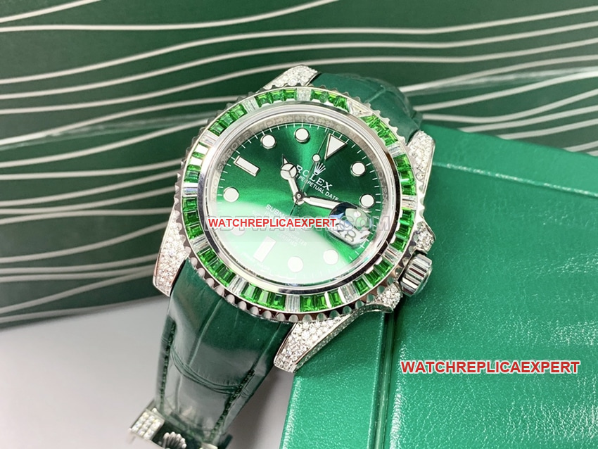 RolexSubmarinertop-tier replicagreen dialdiamond bezelleather strap front live photo