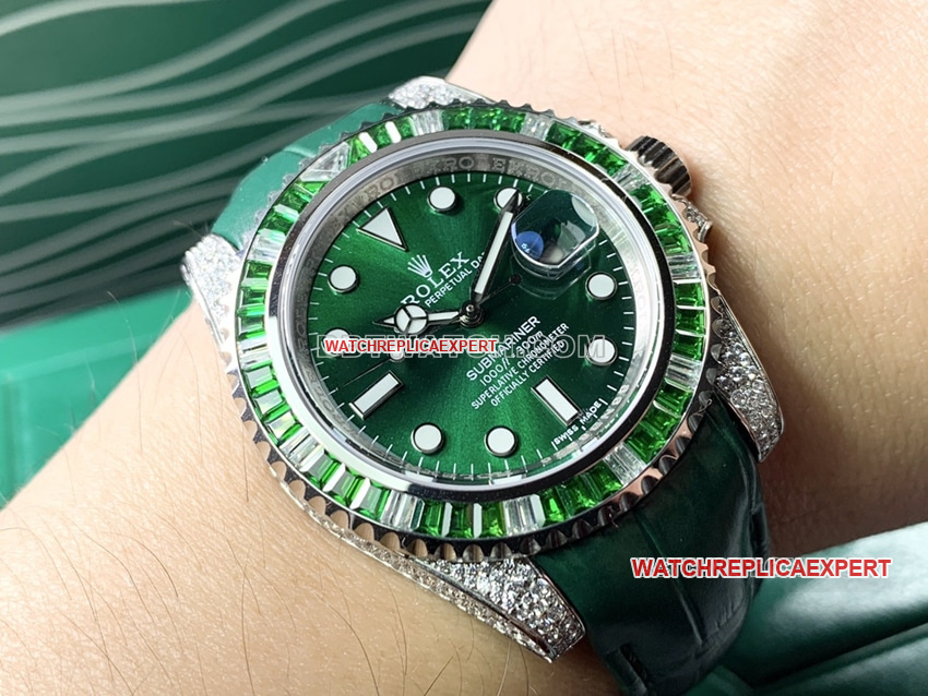 Rolex Submariner top-tier replicagreen dialdiamond bezelleather strap model wearing live photos