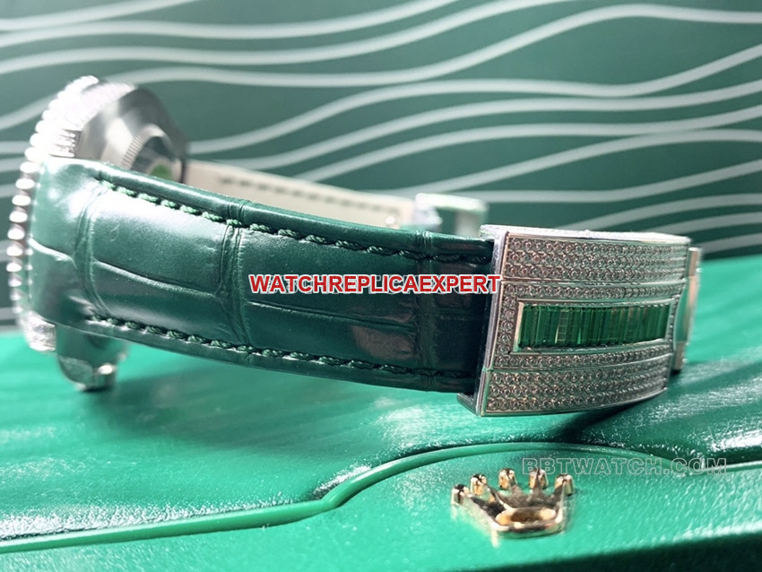 RolexSubmarinertop-tier replicagreen dialdiamond bezelleather strap braceletlive photos