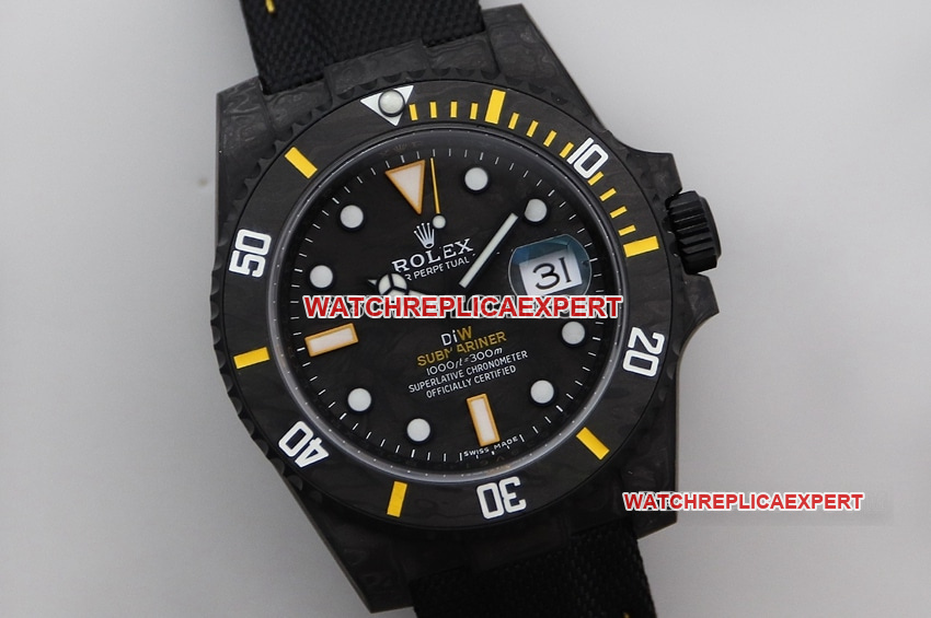 VS FactoryRolexSubmarinertop-tier replicablack dial carbon fiber yellow circle leather strap front live photo