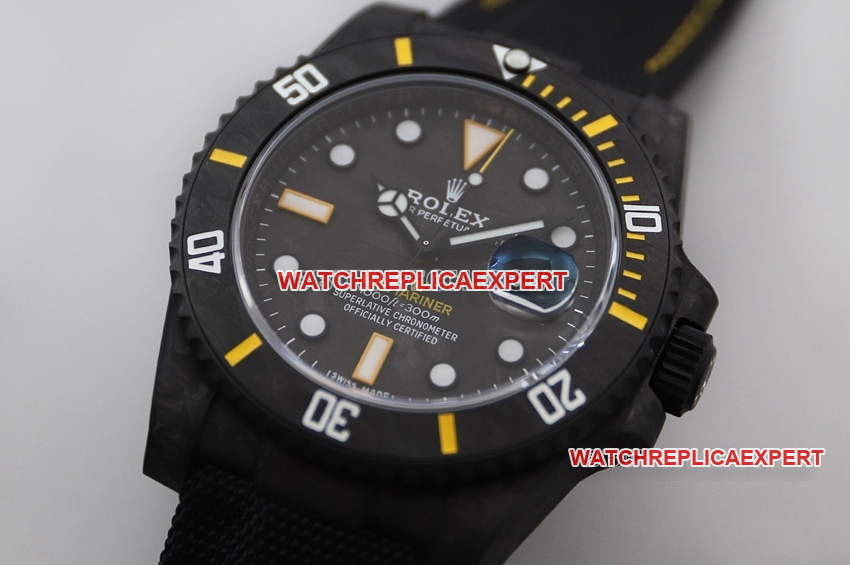 VS FactoryRolexSubmarinertop-tier replicablack dial carbon fiber yellow circle leather strap front live photo