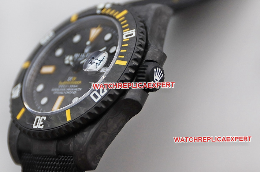 VS FactoryRolexSubmarinertop-tier replicablack dial carbon fiber yellow circle leather strap style side live photo