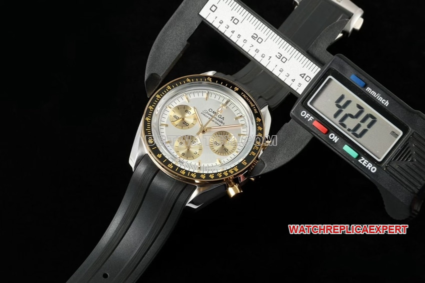 Omega Speedmaster top-tier 1:1super clonesilver dial rubber model 310.20.42.50.02.001front live photo