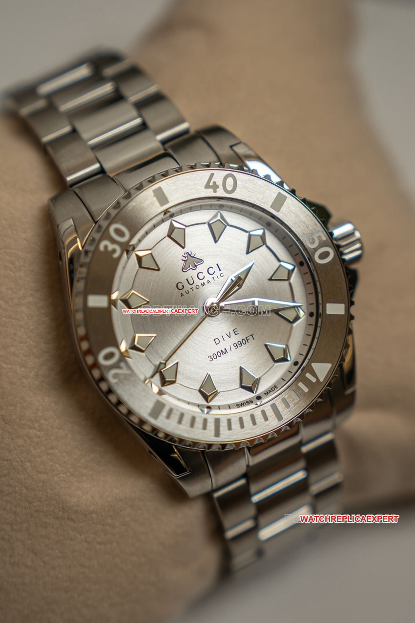 Gucci top-tier replica2024 new silver white dialsteel bracelet model YA136354front live photo