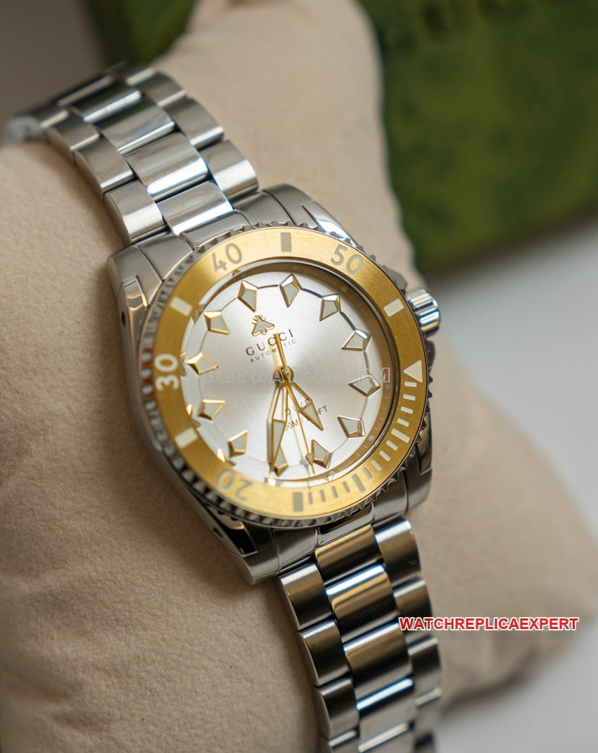 Gucci top-tier 1:1super clone2024 new silver white dial gold-plated steel bracelet model YA136357front live photo