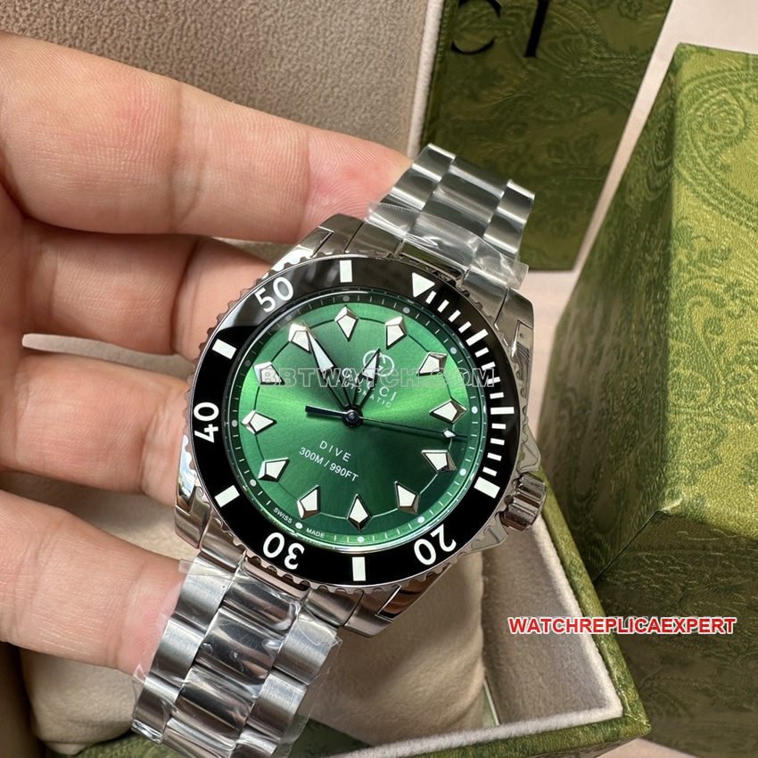 Gucci top-tier replica2024 new green dialsteel bracelet model YA136363front live photo