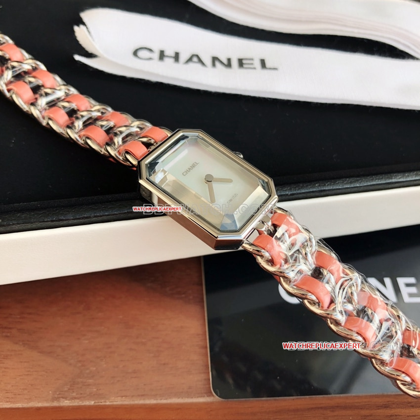 Chanel1:1super white mother-of-pearl dial pink leather chain braceletfront live photo
