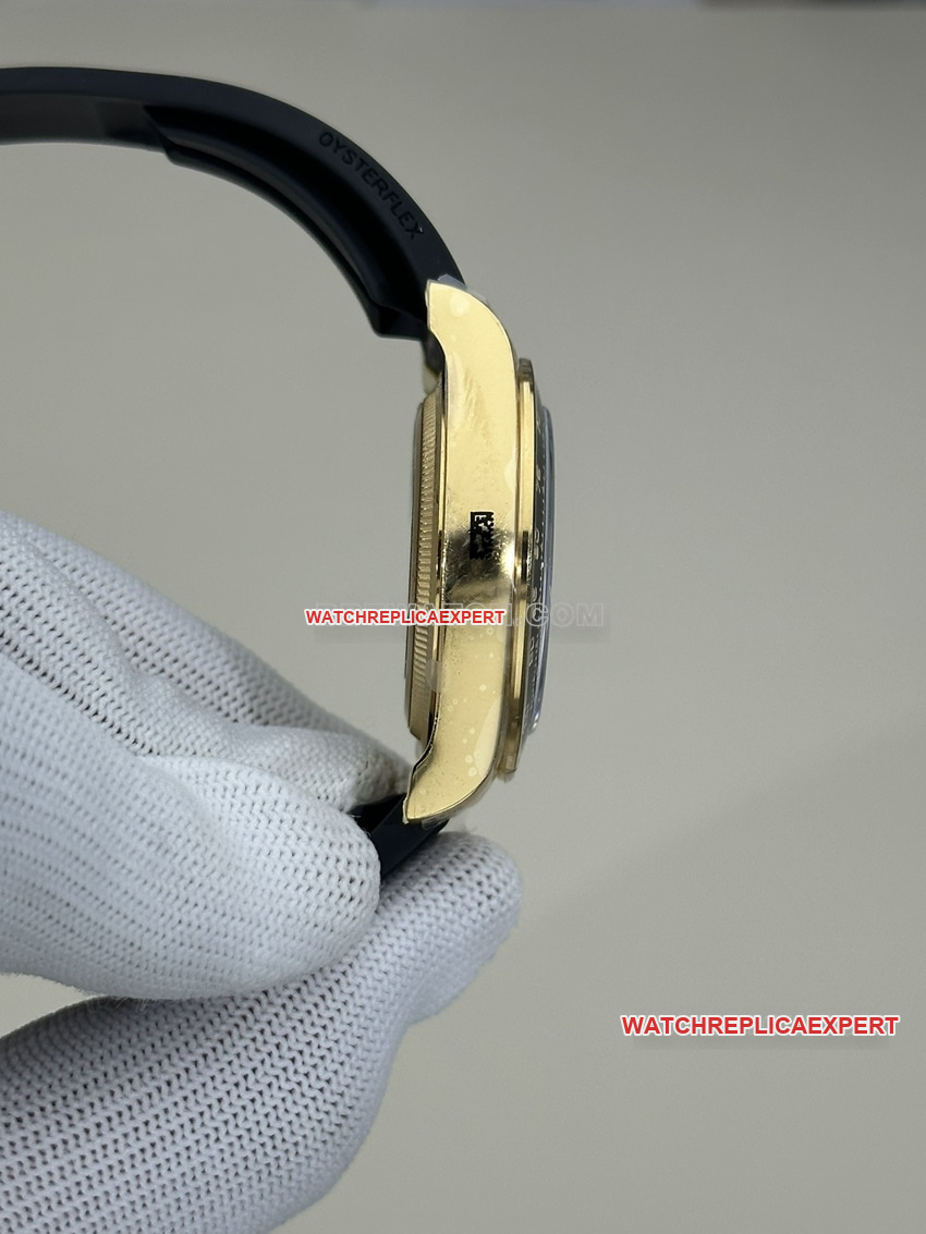 Clean factory Rolex Daytona super A imitation black plate all gold rubber models 126518 side actual photo