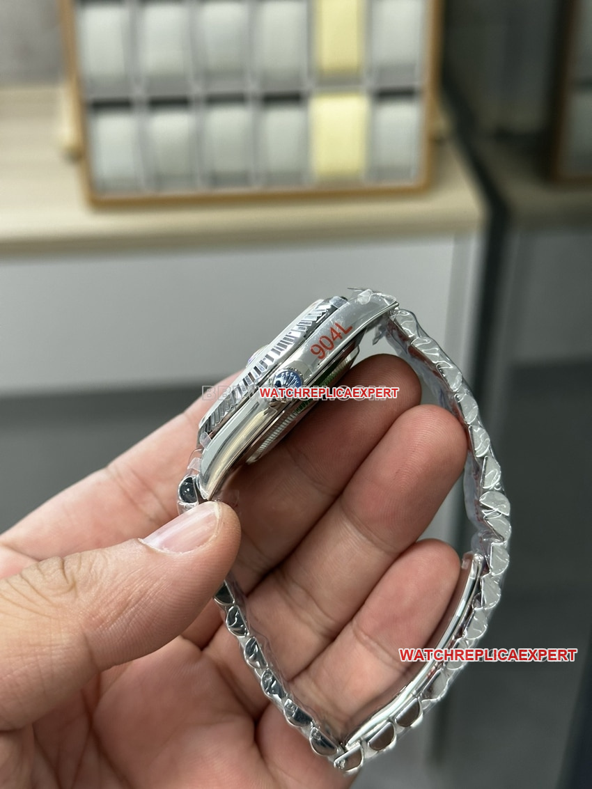 GM FactoryRolexDay-Date type top-tier 1:1super ice blue dialm228236-0018side live photo