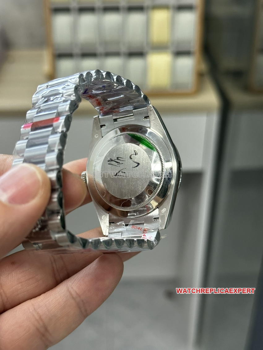 GM FactoryRolexDay-Date type top-tier ice blue dial Middle East time scale caseback live photo