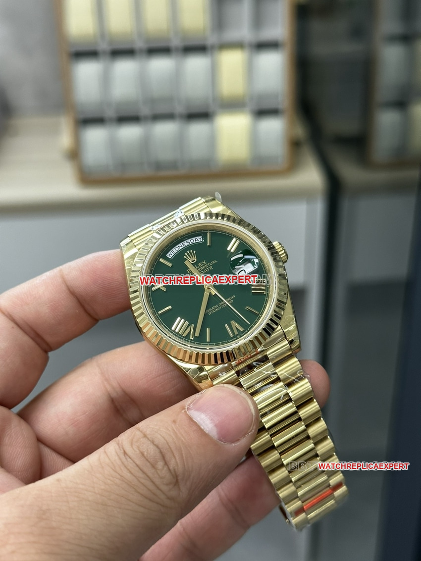 GM FactoryRolexDay-Date type 1:1super gradient green dialm228238-0069front live photo
