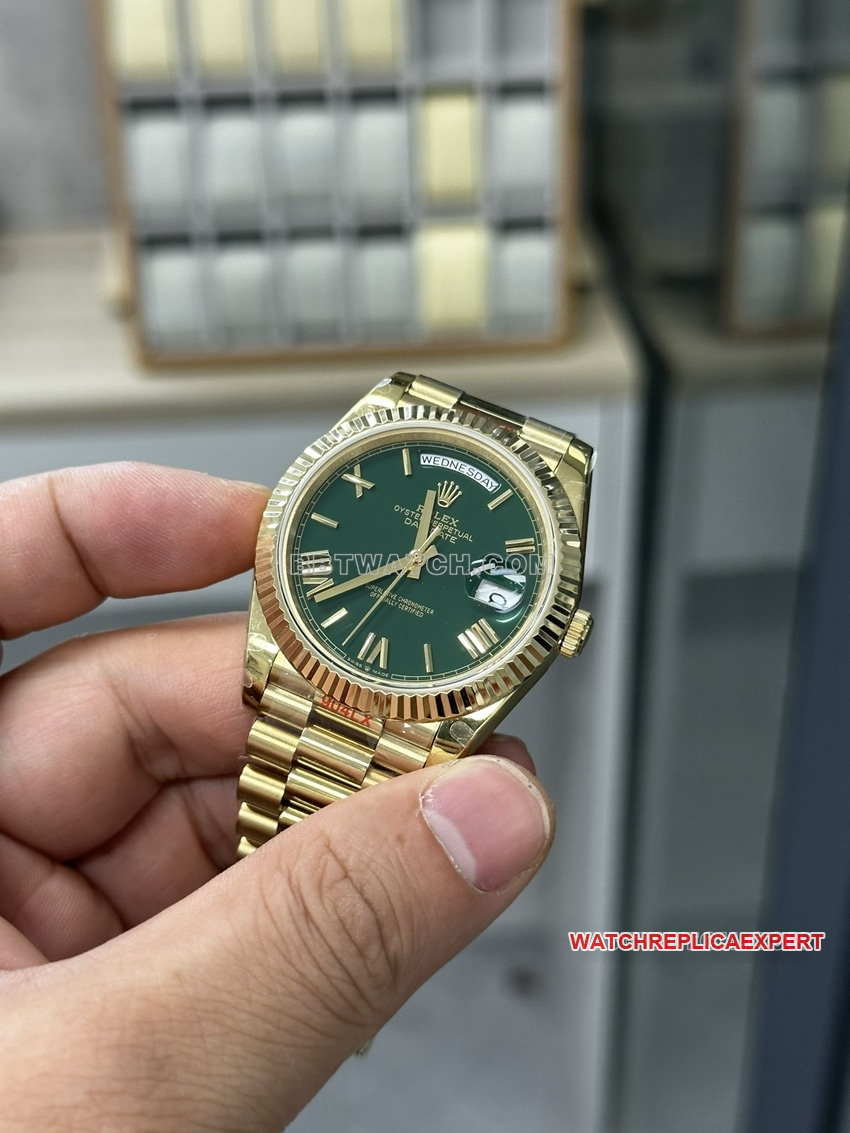 GM FactoryRolexDay-Date type 1:1super gradient green dialm228238-0069front live photo