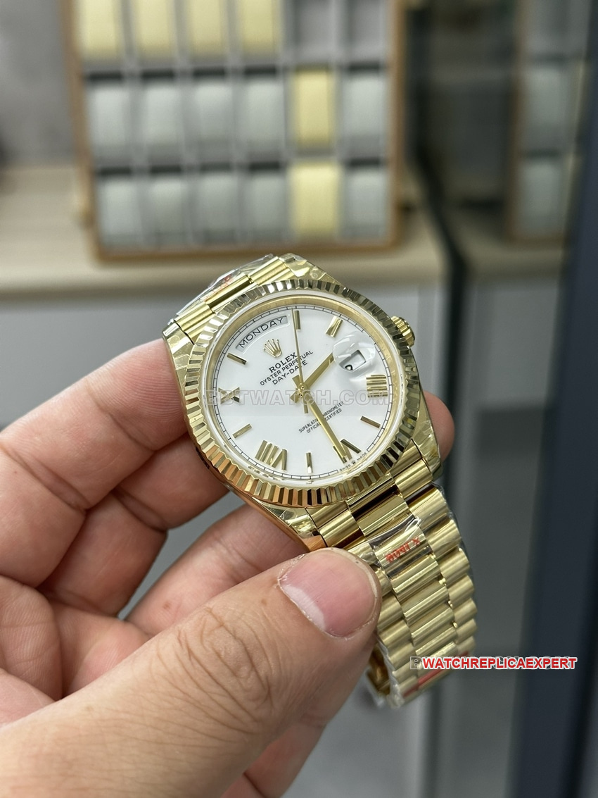 GM FactoryRolexDay-Date type 1:1super clonewhite dialm228238-0042front live photo