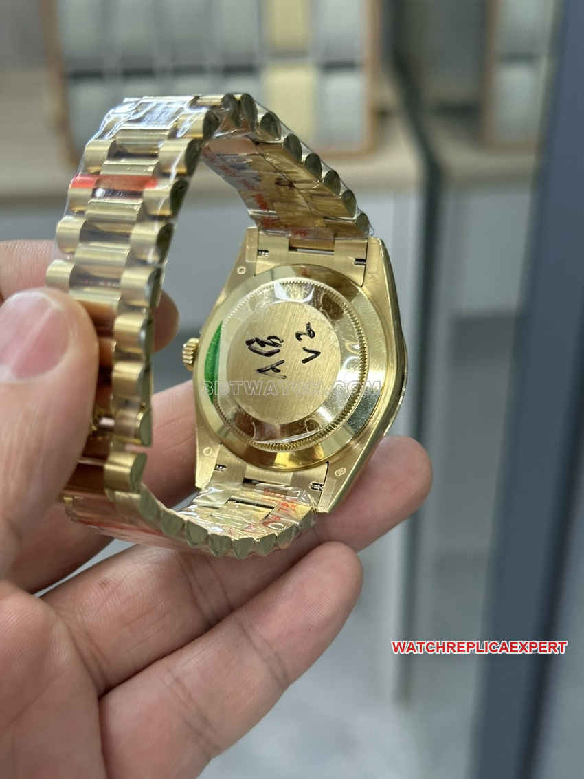 GM FactoryRolexDay-Date type 1:1super clonewhite dialm228238-0042caseback live photo