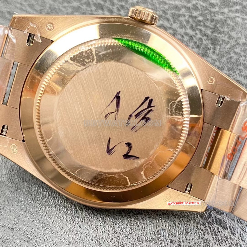 GM FactoryRolexDay-Date type 1:1super olive green dialrose goldm228235-0025caseback live photo