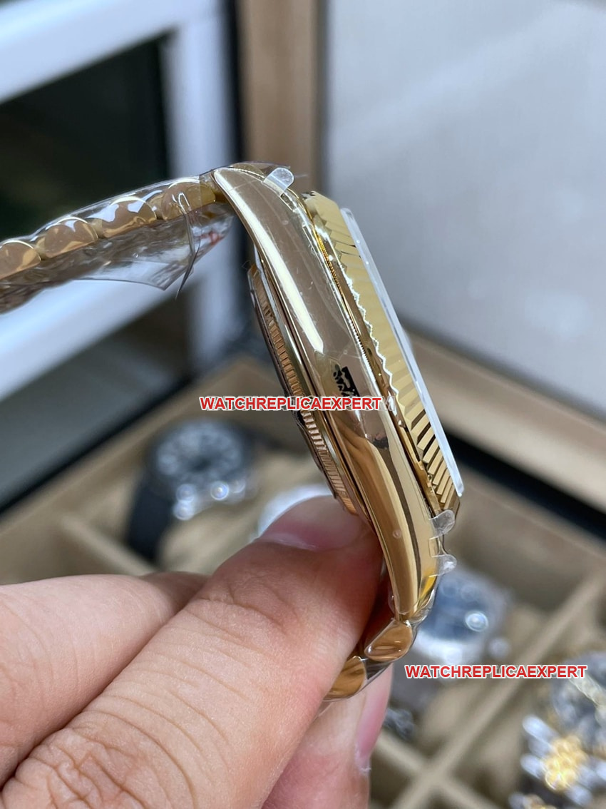 QF factory RolexDay-Date type 1:1top-tier smoked green m228238-0069side live photo