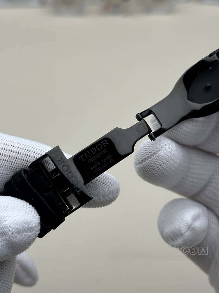 GRTudor Biwan 1:1top-tier replicablack dialleather strap model 2019 Only Watchclasplive photos