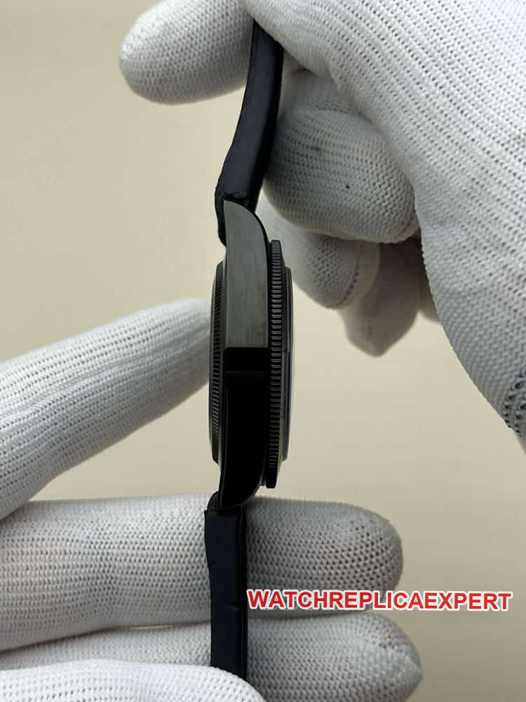 GRTudor Biwan top-tier 1:1high-quality replicablue dialleather strap model M79210side live photo