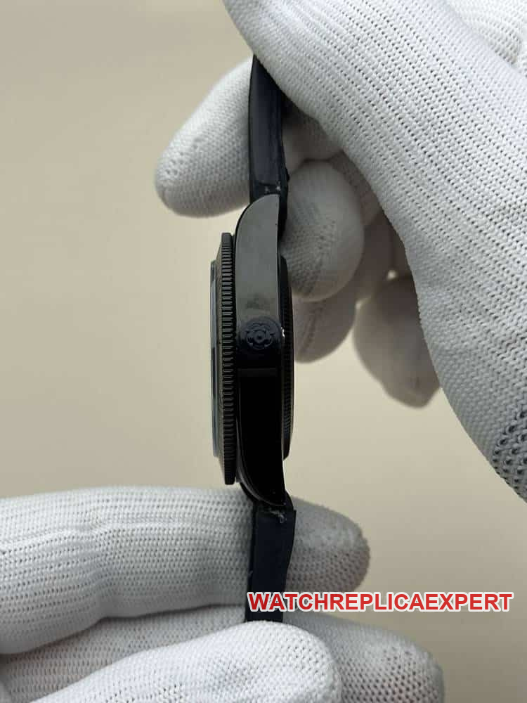 GRTudor Biwan top-tier 1:1high-quality replicablue dialleather strap model M79210side live photo