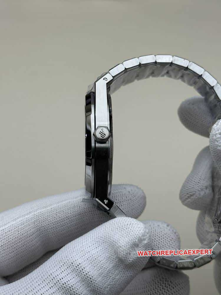 THBAudemars PiguetRoyal Oaktop-tier dark gray hollow plate steel bracelet model 15407side live photo