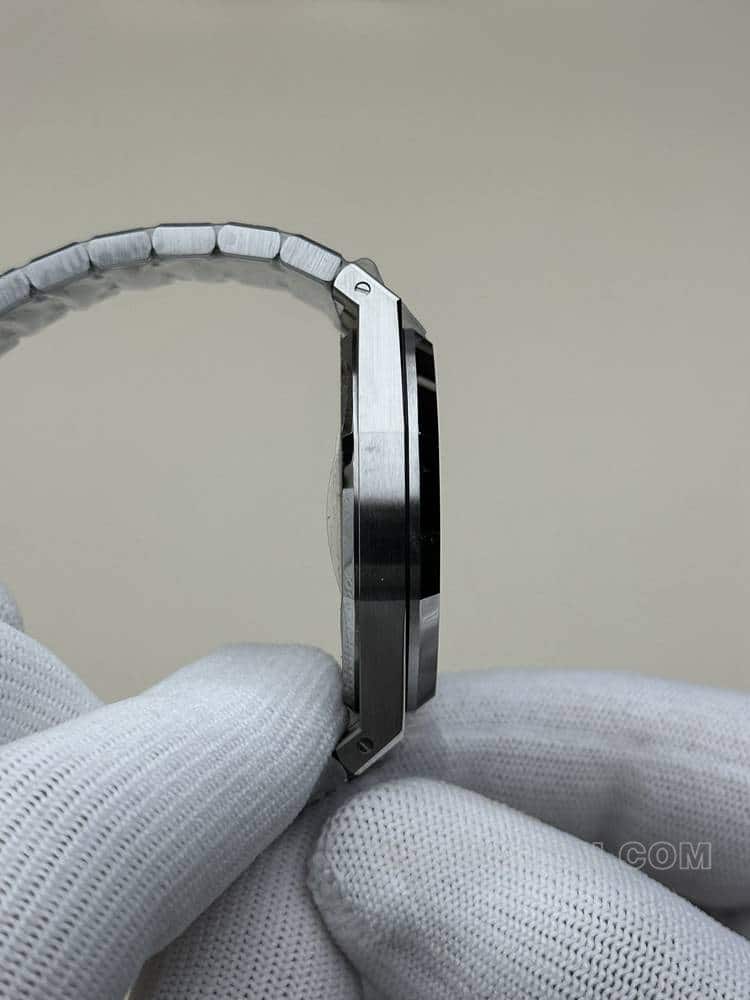 THBAudemars PiguetRoyal Oaktop-tier dark gray hollow plate steel bracelet model 15407side live photo