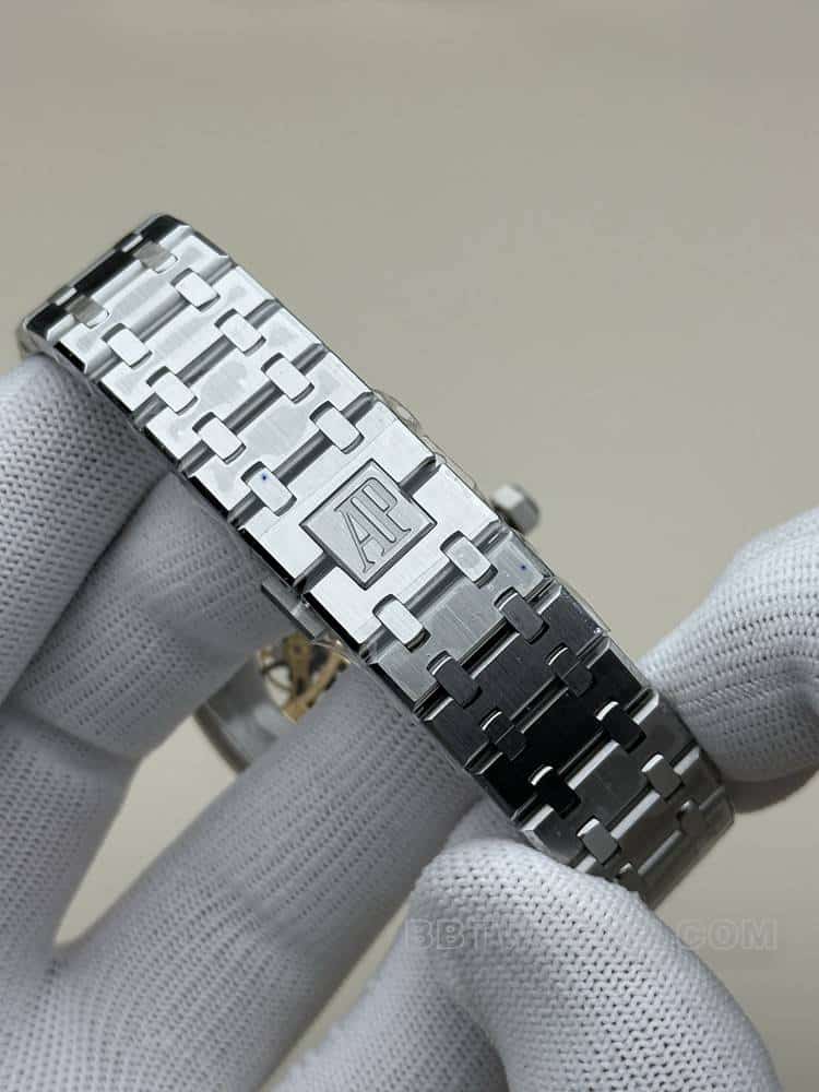 THBAudemars PiguetRoyal Oaktop-tier dark gray hollow plate steel bracelet model 15407braceletlive photos