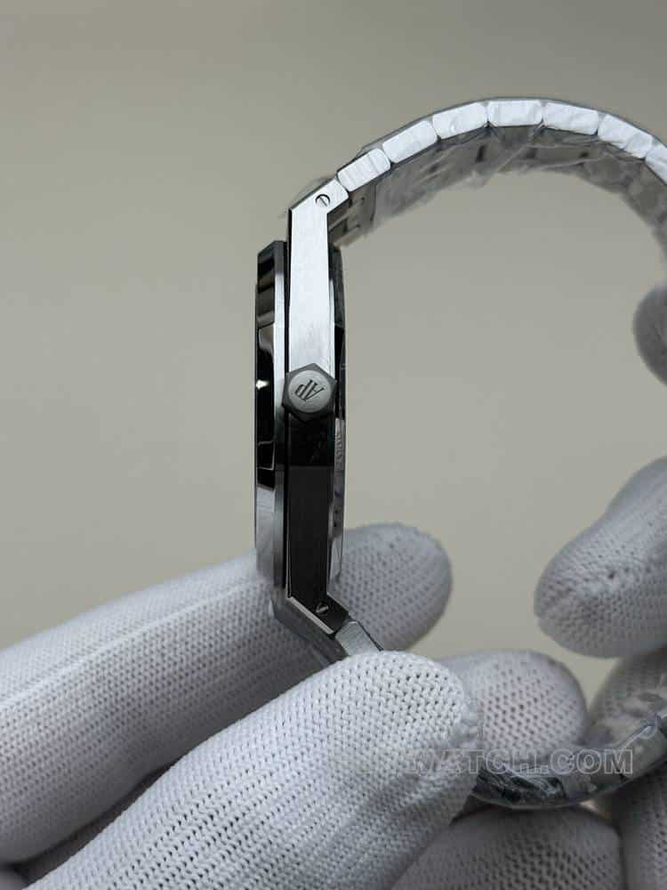 THBAudemars PiguetRoyal Oak1:1super dark gray hollow plate steel bracelet model 15407side live photo