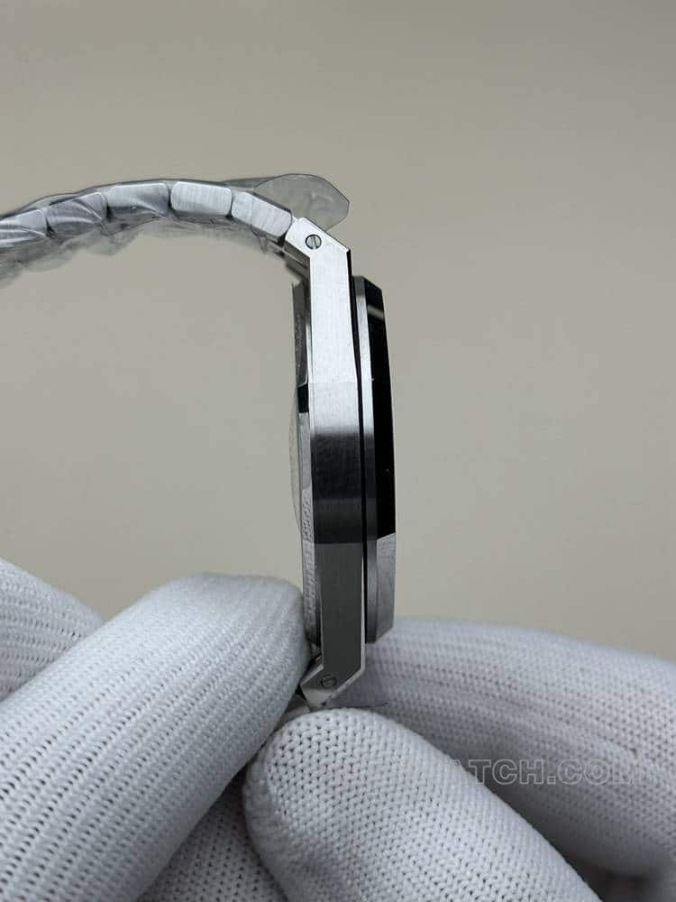 THBAudemars PiguetRoyal Oak1:1super dark gray hollow plate steel bracelet model 15407side live photo