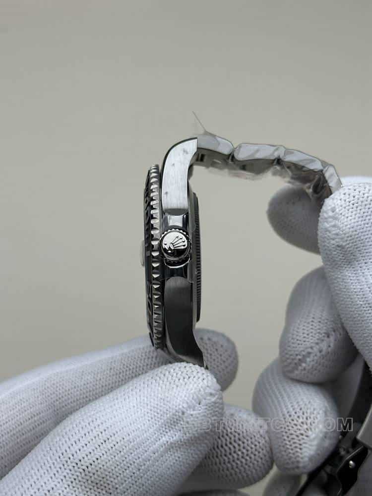 CleanRolex Yacht-Mastersuper cloneblack dialtitanium226627side live photo