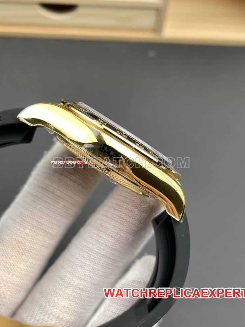 VSRolexDaytonasuper cloneblack dialyellow gold shell rubber style 126518side live photo